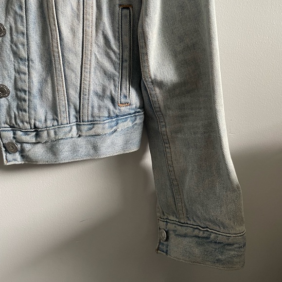 Levi’s Fitted Jean Jacket - Picture 2 of 9